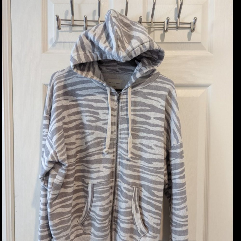 American Eagle oversized XS (can fit L-XL) light gray zebra print fleece-lined h